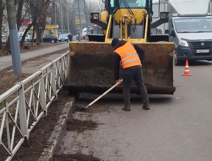 С улиц города продолжают убирать смет.