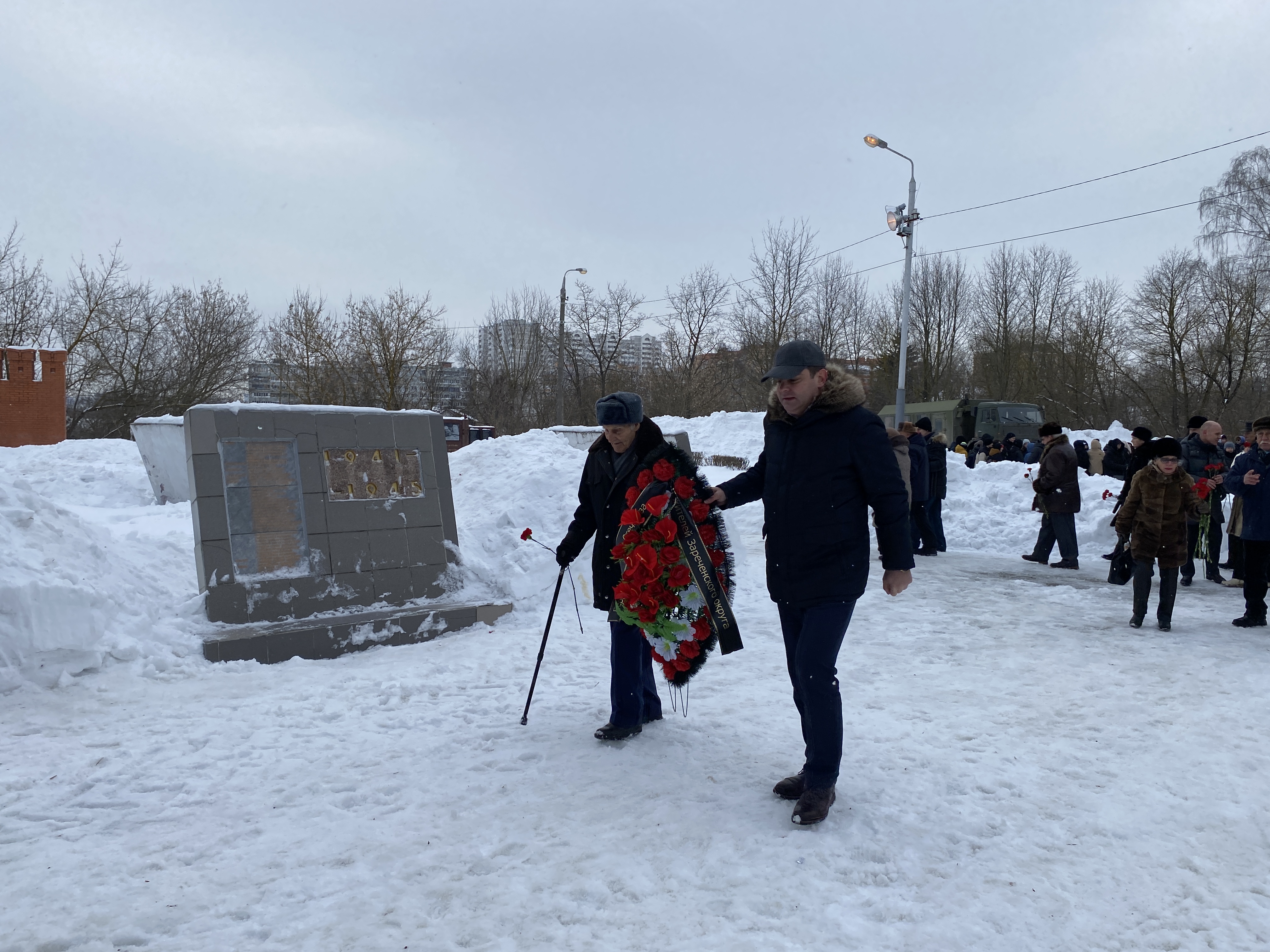 В Зареченском округе прошли торжественные возложения цветов.