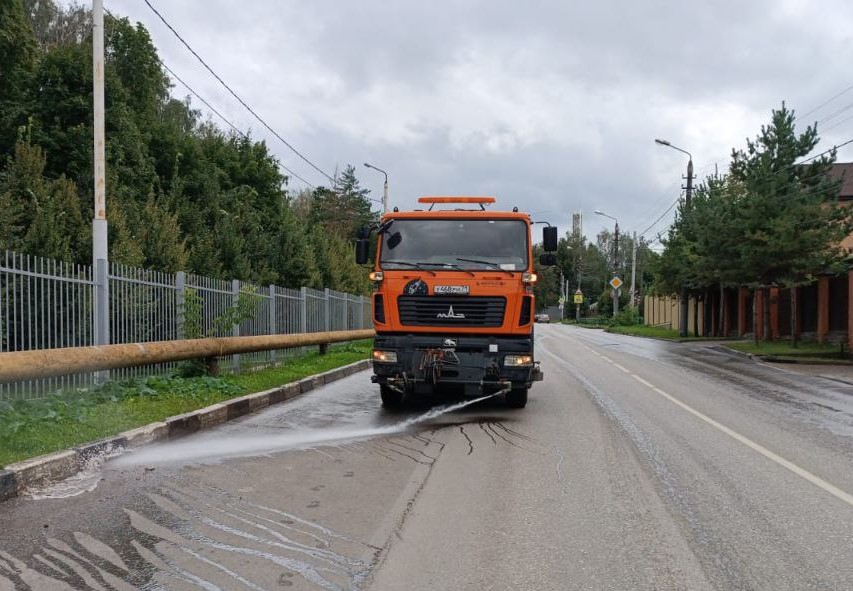 Уборка и благоустройство в городе.