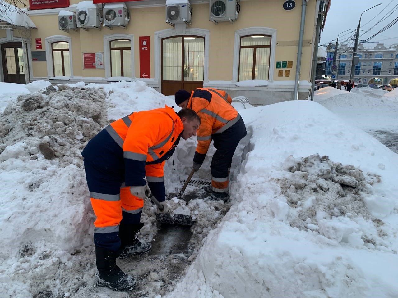 В Туле прочищают ливневую канализацию.