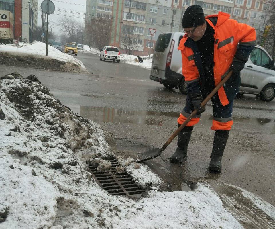 В Туле прочищают ливневую канализацию.