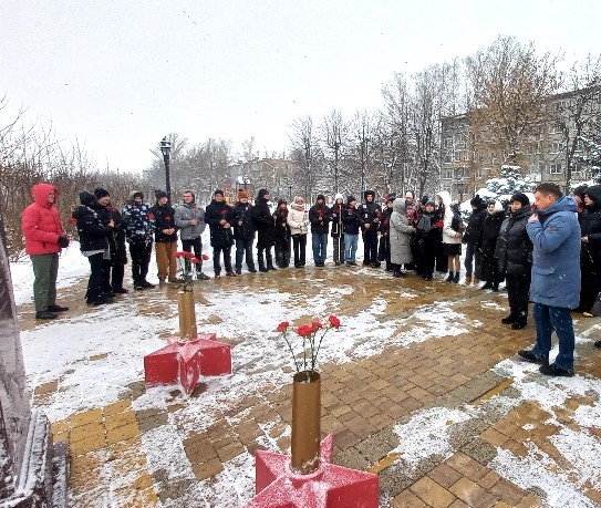 В Привокзальном округе прошли торжественные возложения цветов.