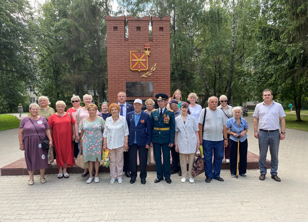 В Туле прошли торжественные возложения цветов.