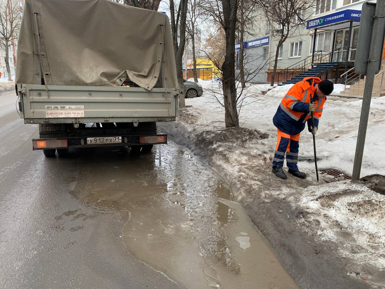 В Туле прочищают ливневую канализацию.