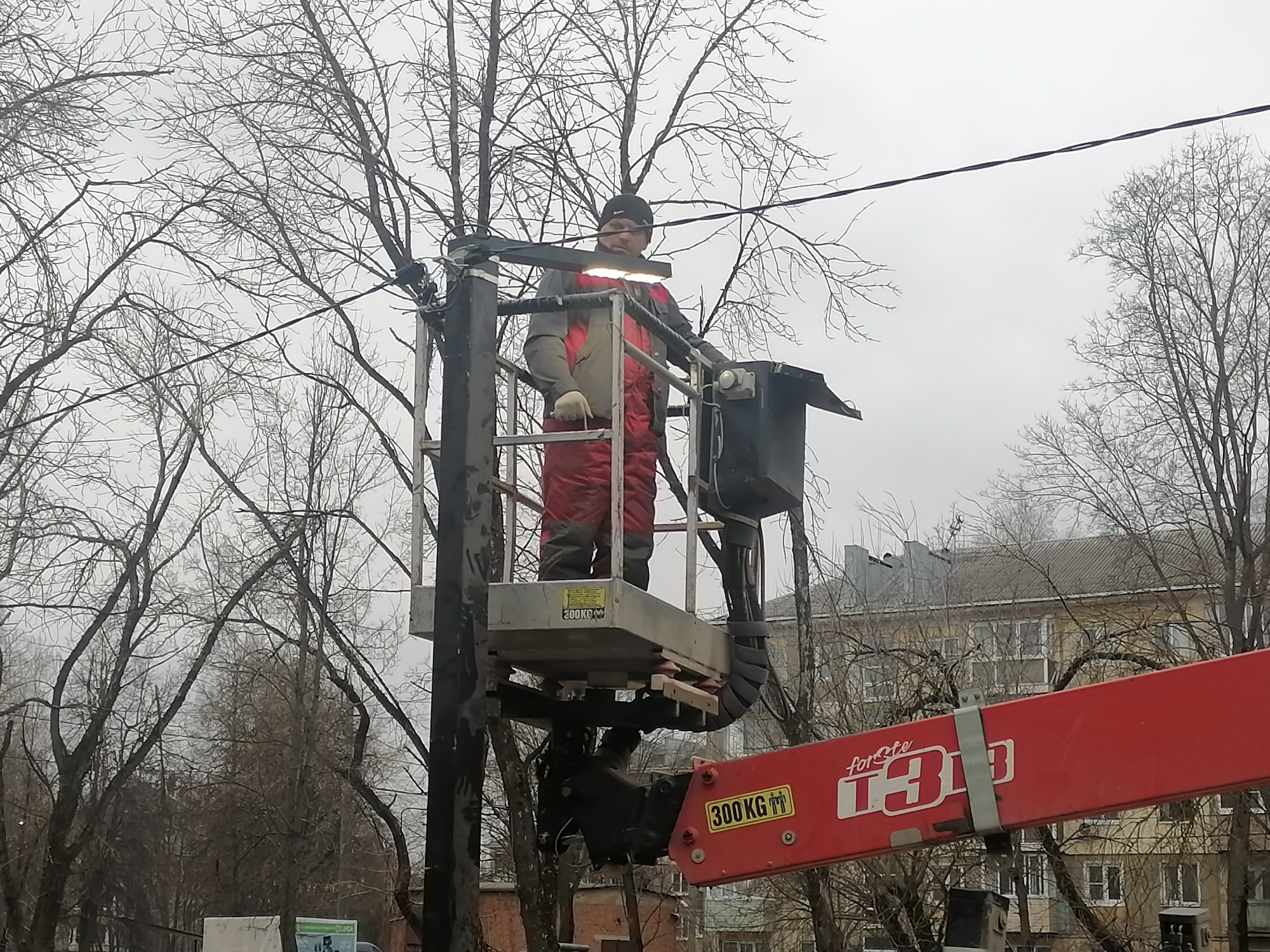 На ул. Кутузова установили уличное освещение на пешеходной дорожке, ведущей к школе.