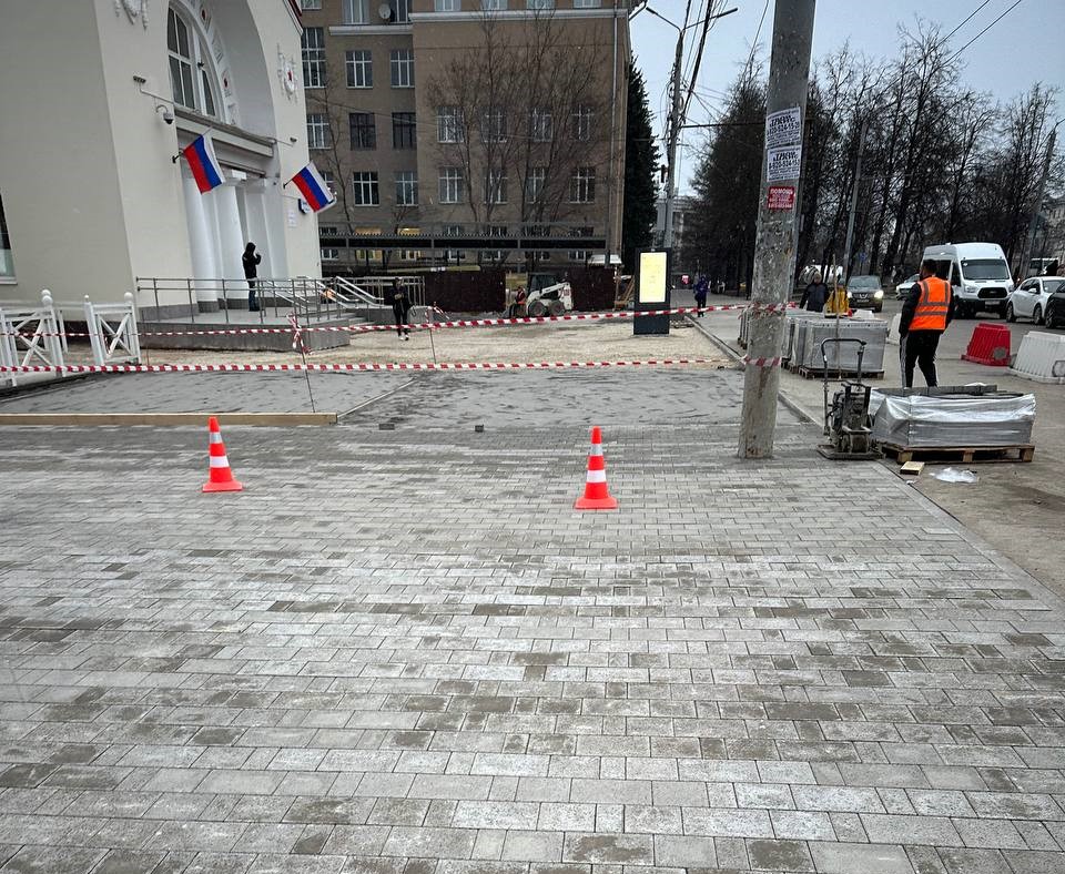 На площади перед зданием Автовокзала ремонтируют тротуарную плитку.