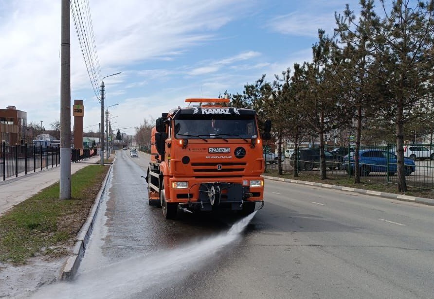 Уборка и благоустройство в городе.