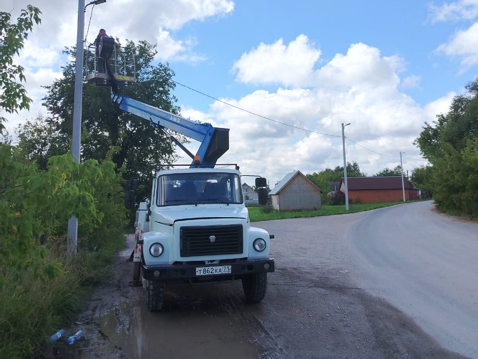 В Туле продолжаются работы по монтажу уличного освещения.
