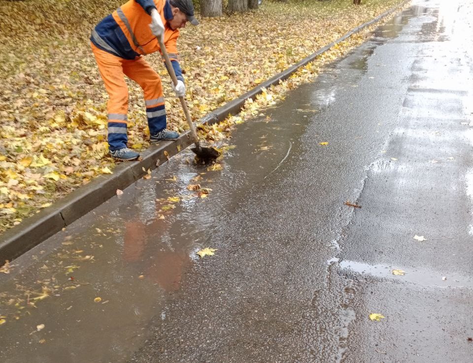 В Туле продолжается работа по прочистке ливневой канализации.