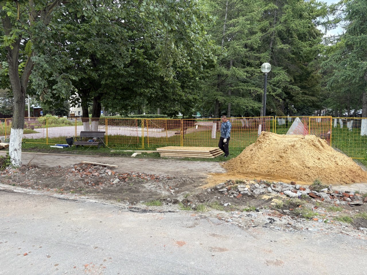 В сквере Коммунаров проводят работы по благоустройству.