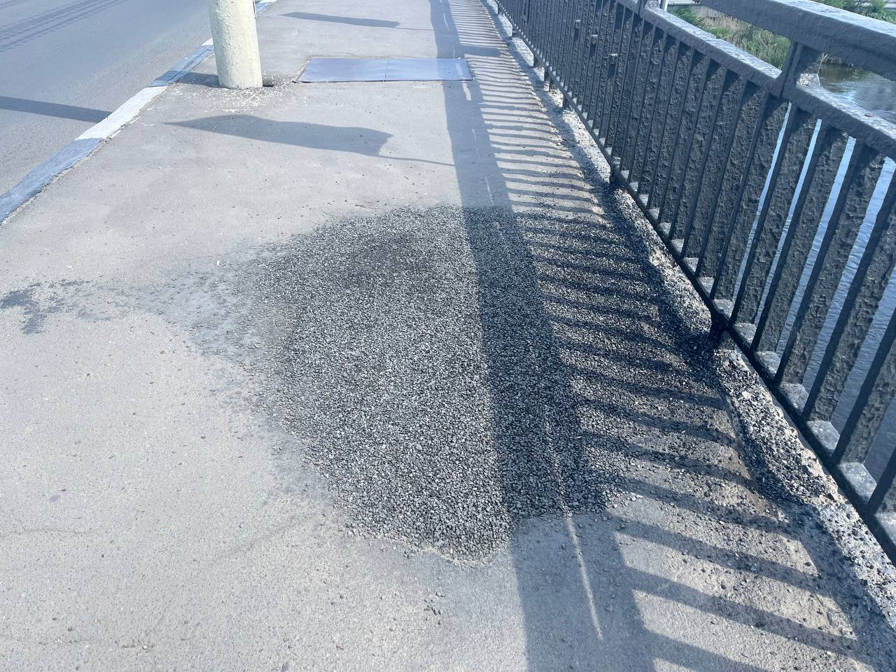 На пешеходной части Зареченского моста проводят восстановительные работы.