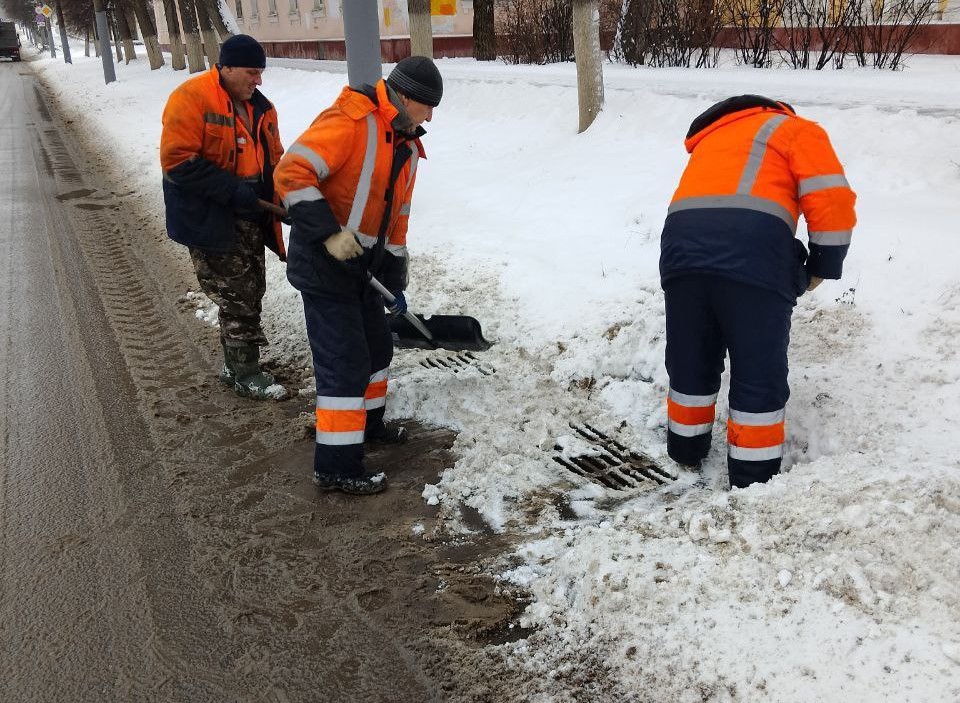 В Туле прочищают ливневую канализацию.