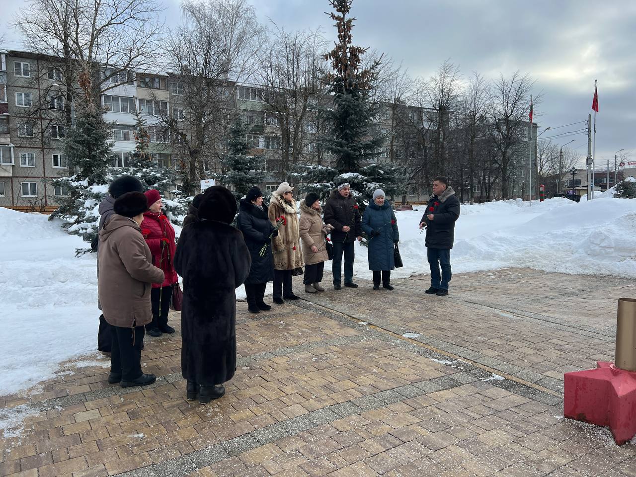 В Привокзальном округе прошли торжественные возложения цветов.