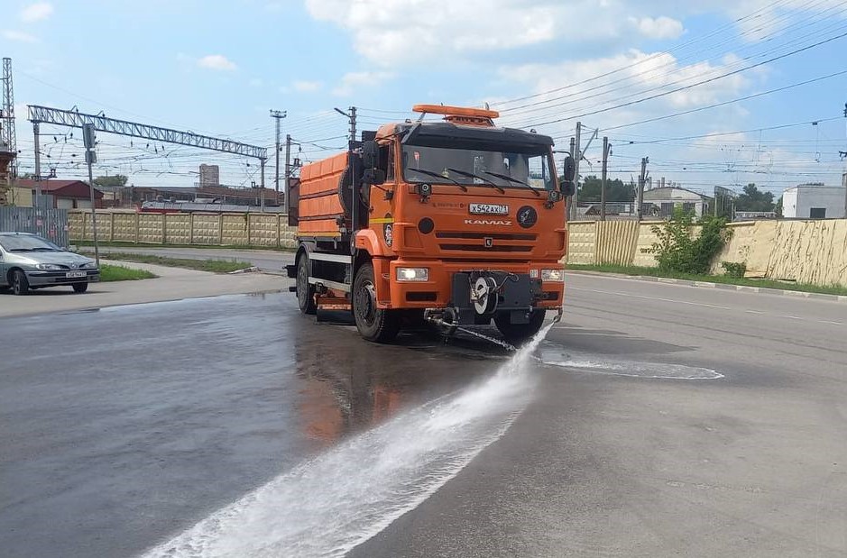 Уборка и благоустройство в городе.