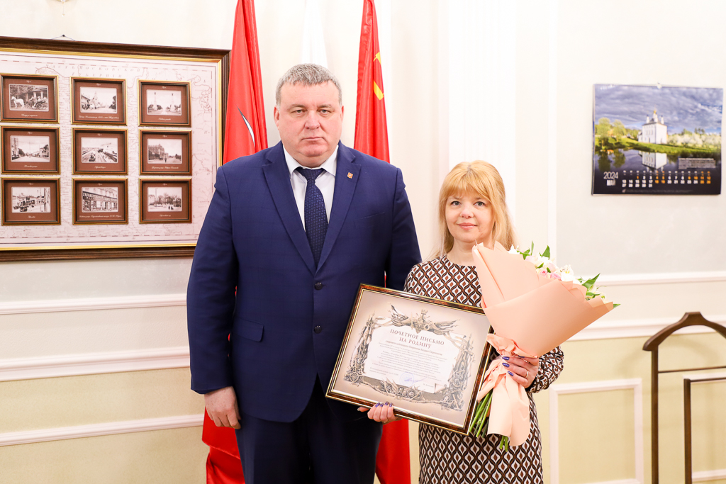 Илья Беспалов передал Почетное письмо на Родину семье участника СВО.