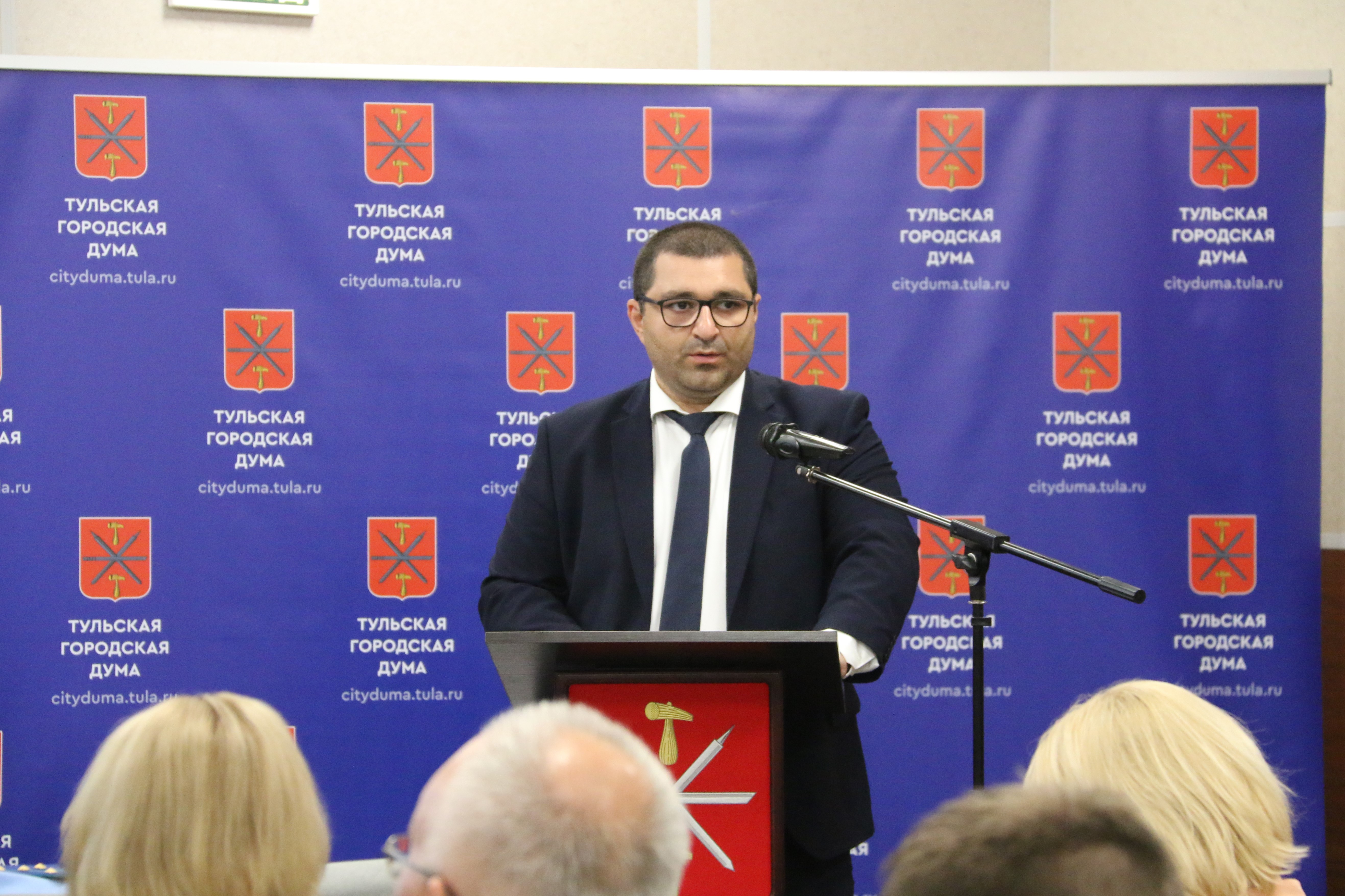 Депутатам рассказали об организации летнего отдыха в загородных оздоровительных лагерях города.