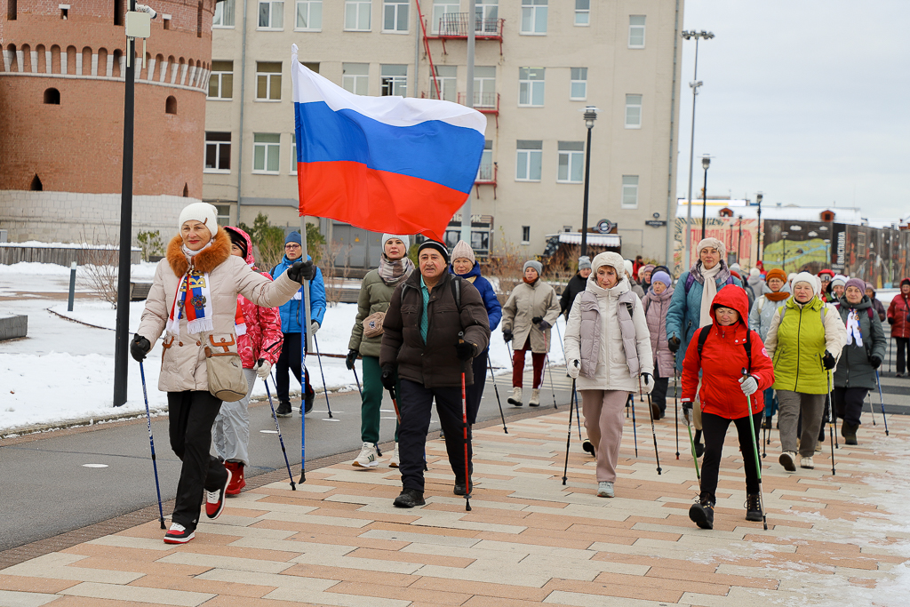 На Казанской набережной прошел фестиваль северной ходьбы.