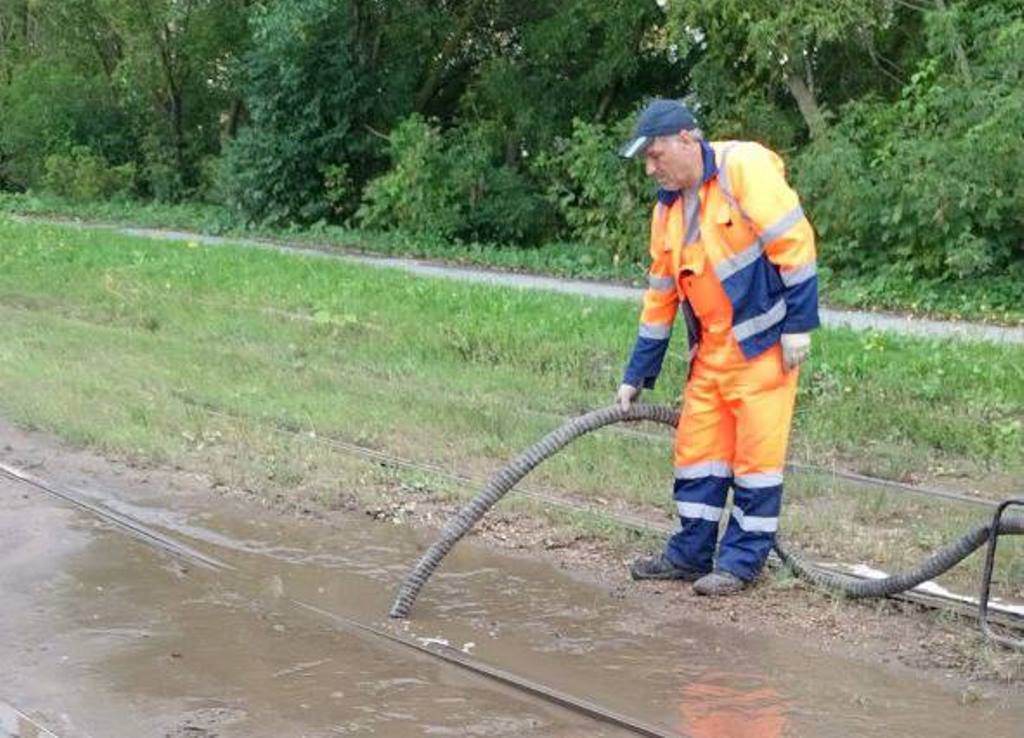 В Туле ликвидируют локальные подтопления дорог.