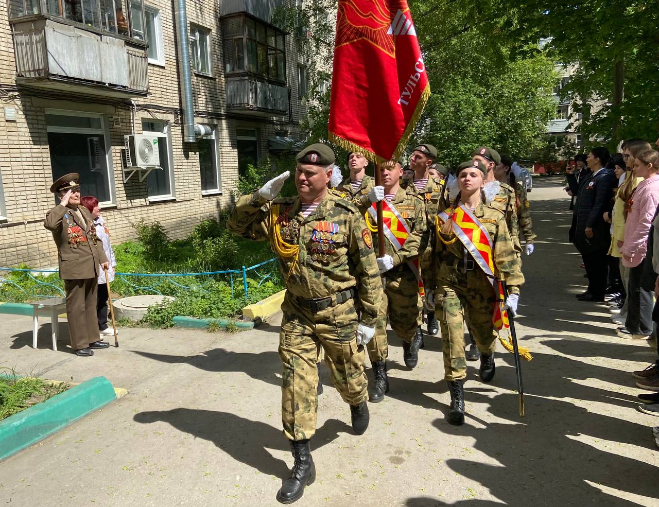 В Туле прошли парады у дома ветеранов.