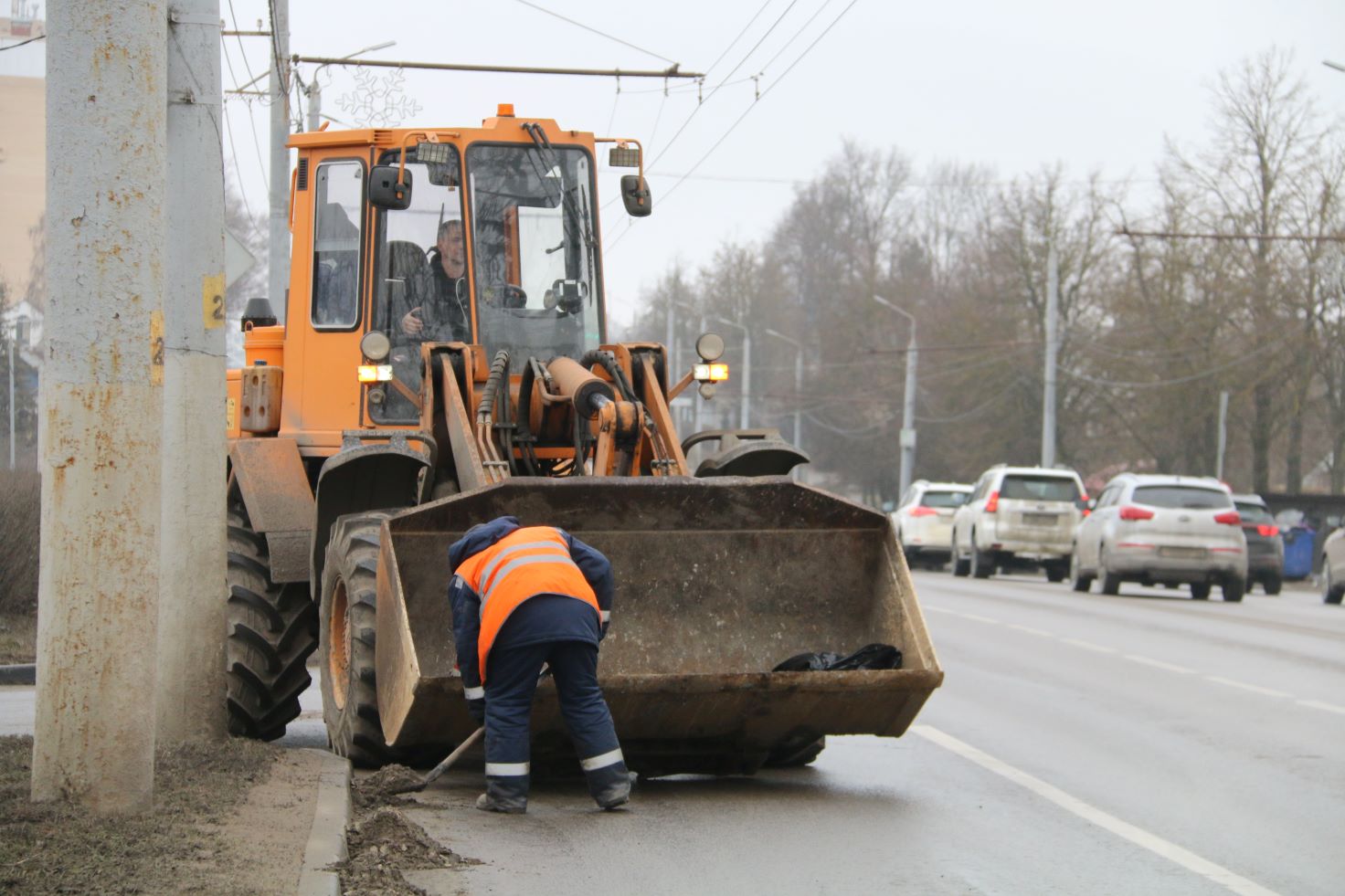 На улицах города активизировали работу по уборке смета.