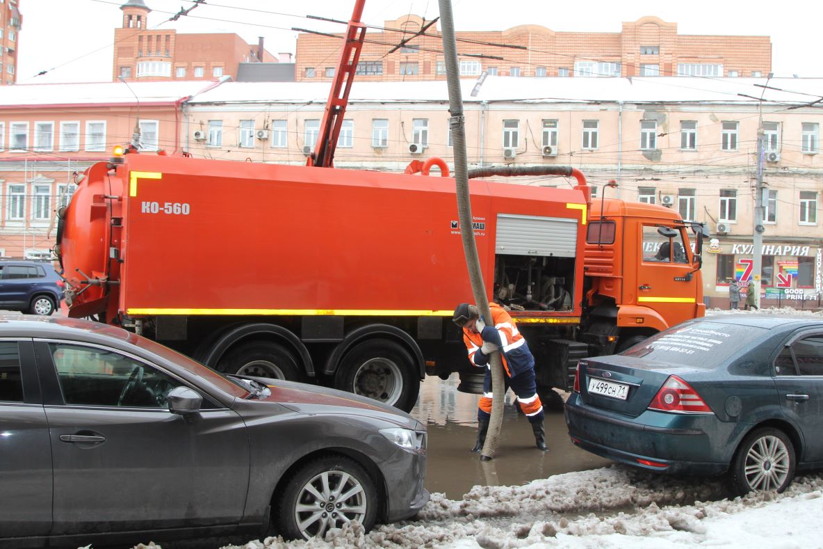 В Туле усилена работа по устранению подтоплений на улицах города.