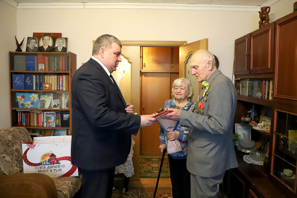 Илья Беспалов вручил ветерану Почетный знак к 80-летию снятия блокады Ленинграда.