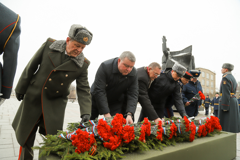 Илья Беспалов возложил цветы к Вечному огню на площади Победы.