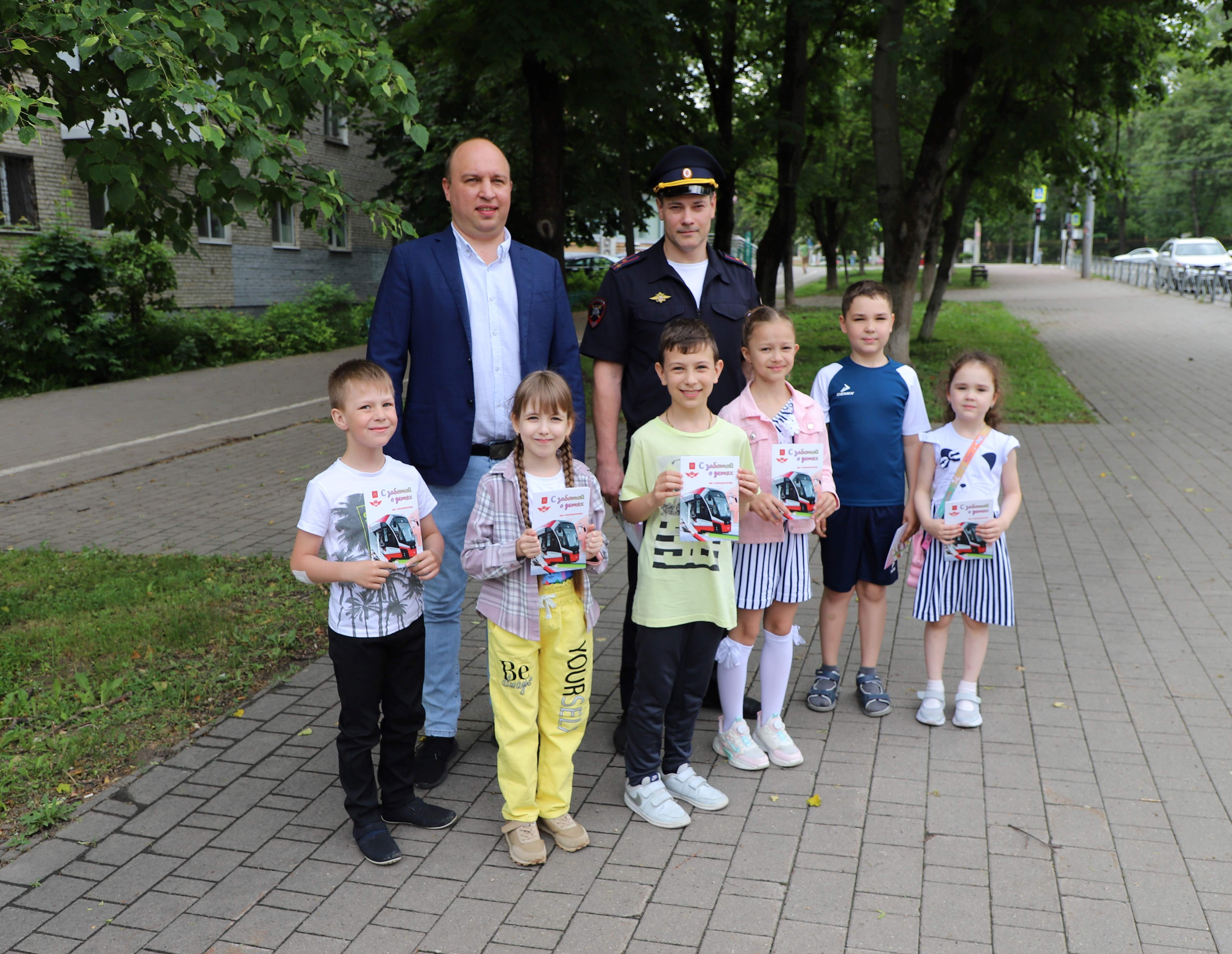 В День защиты детей в тульском транспорте детям дарили раскраски.