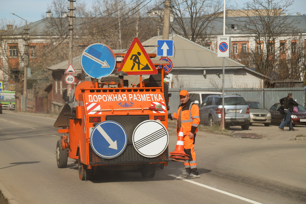 В Туле наносят дорожную разметку.