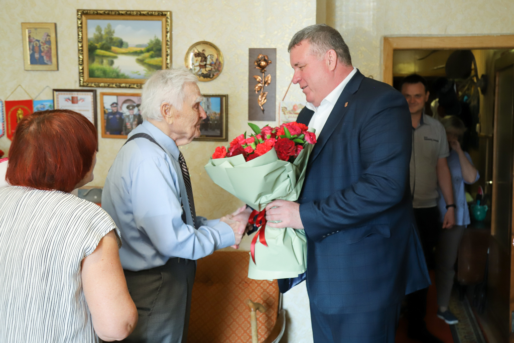 Илья Беспалов поздравил Василия Марковича Мирошниченко с 101-летием.