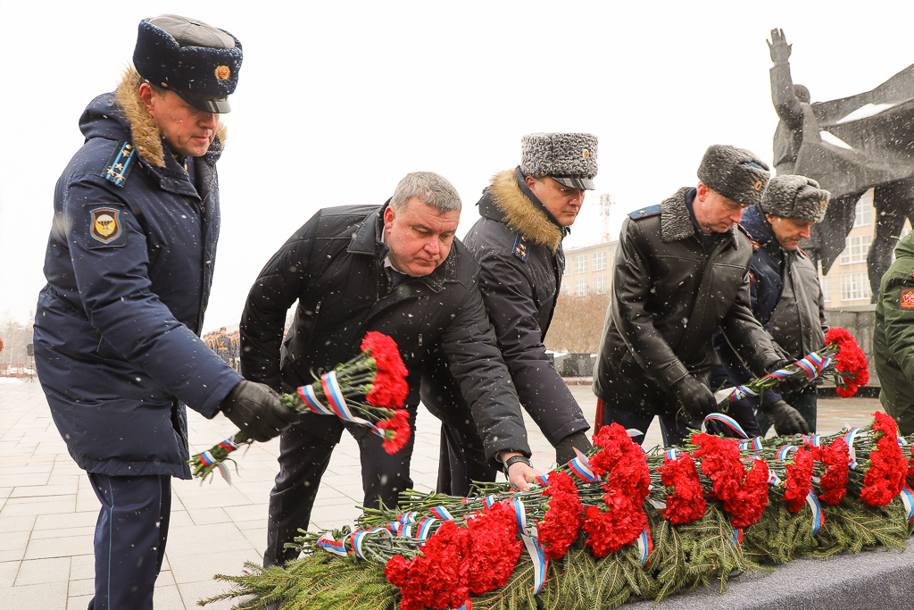 В Туле возложили цветы к Вечному огню на площади Победы.