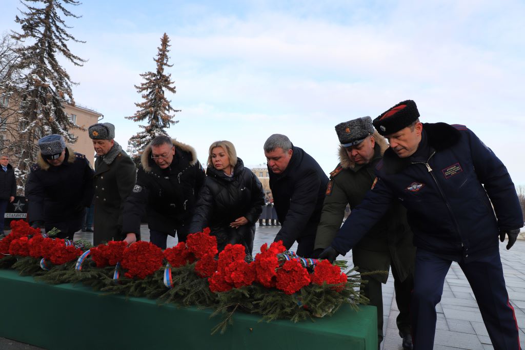 Илья Беспалов принял участие в церемонии возложения цветов к Вечному огню на площади Победы .