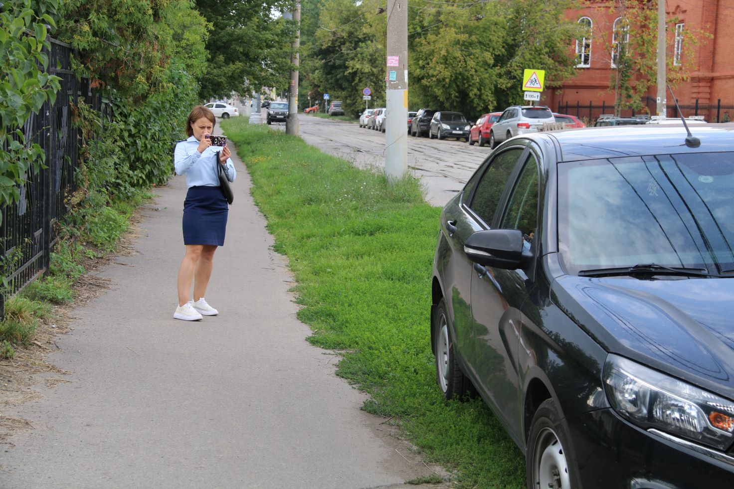 В Туле проходят рейды по парковкам на озелененных территориях.