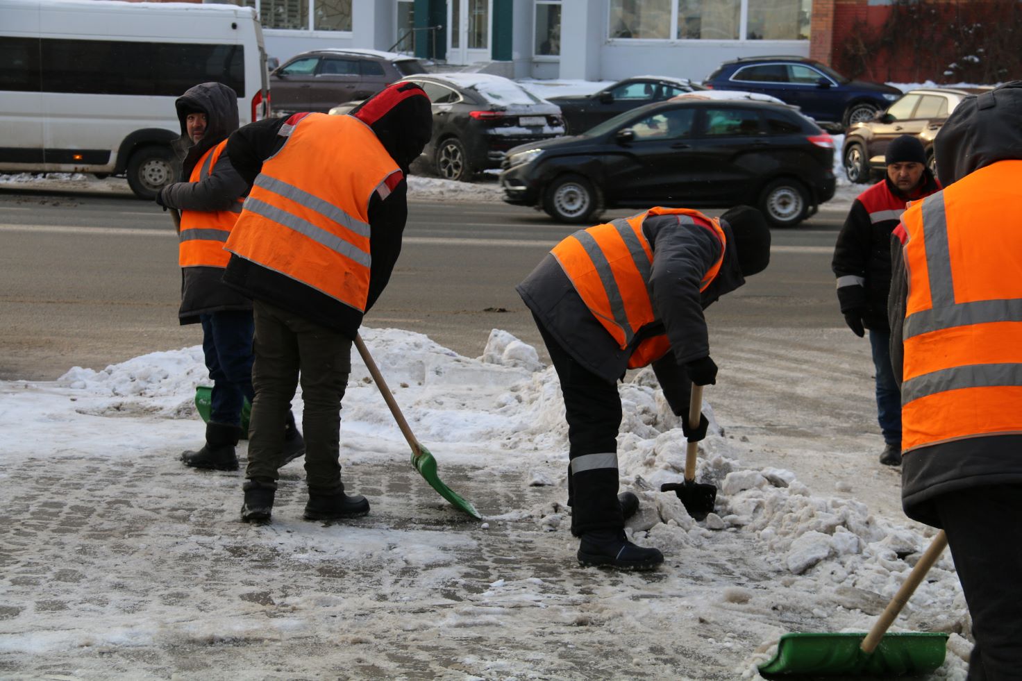 В Туле расчищают парковочные карманы.