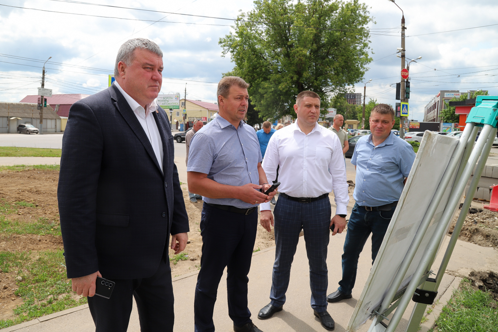 Илья Беспалов проинспектировал ход ремонтных работ на ул. Тихмянова.