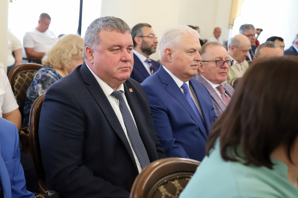 В преддверии Дня России жителям области вручили государственные и региональные награды.
