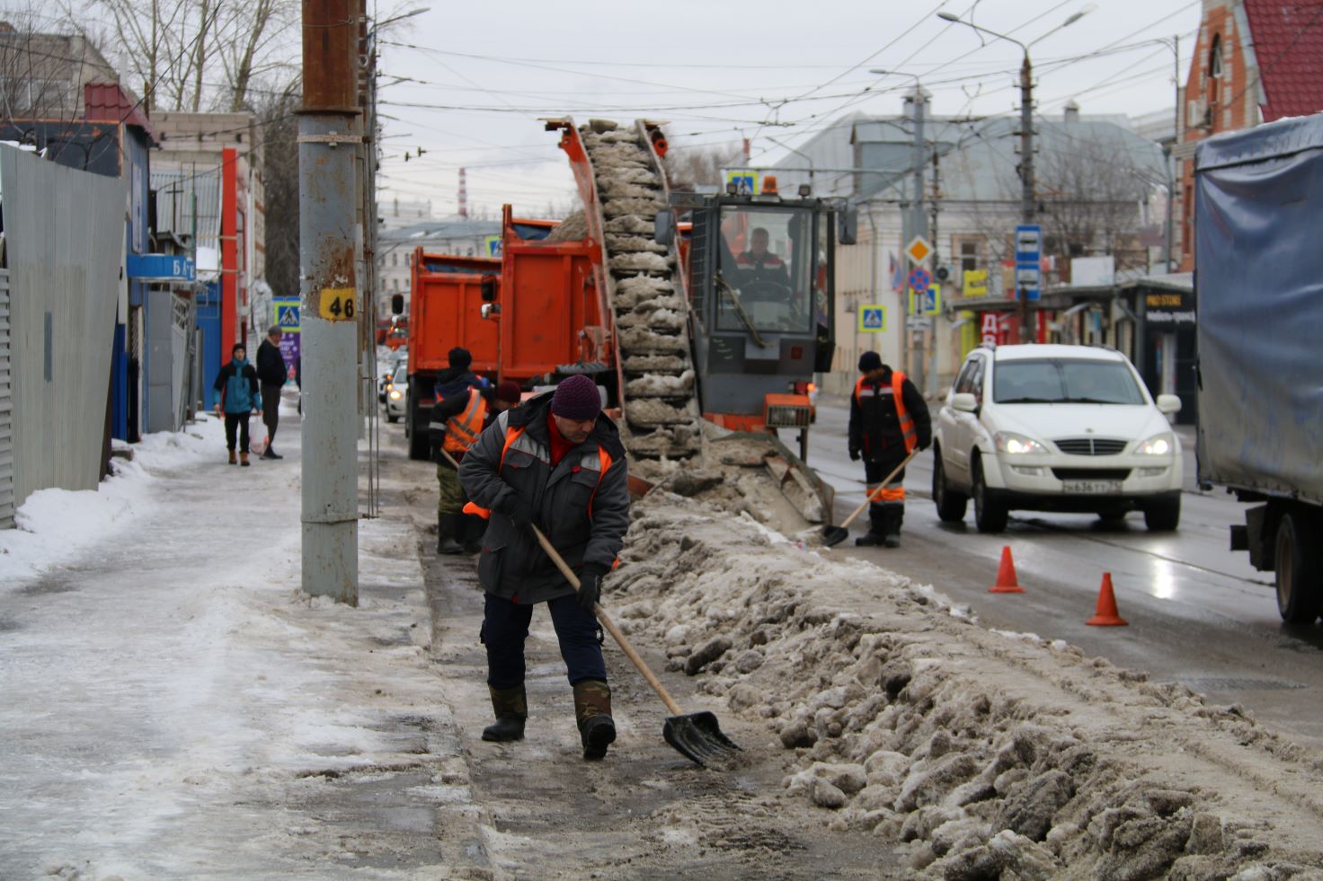 В Туле продолжается вывоз снега с улиц города.