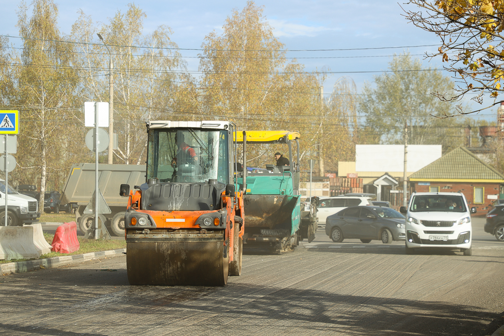 На ул. К. Маркса приступили к укладке асфальта.