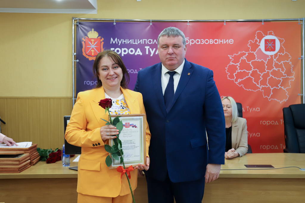 Илья Беспалов наградил активных волонтеров и коллективы предприятий за работу на Всероссийском рейтинговом голосовании.