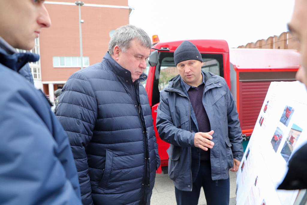 Илье Беспалову представили электрическую коммунальную машину тульского производства.