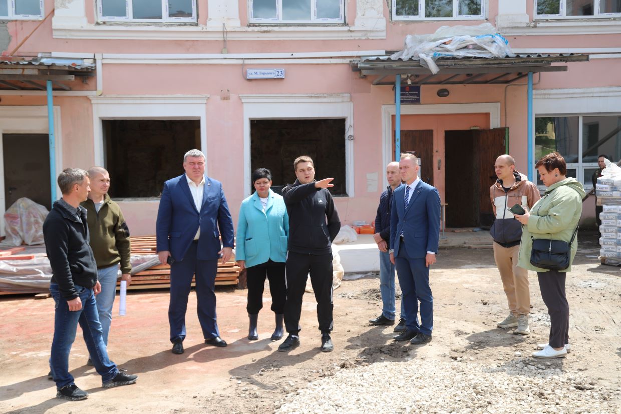 Илья Беспалов проверил ход капитального ремонта школы в п. Косая Гора.