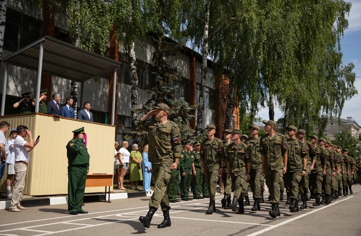 Курсантов военного учебного центра ТулГУ поздравили с окончанием учебы.
