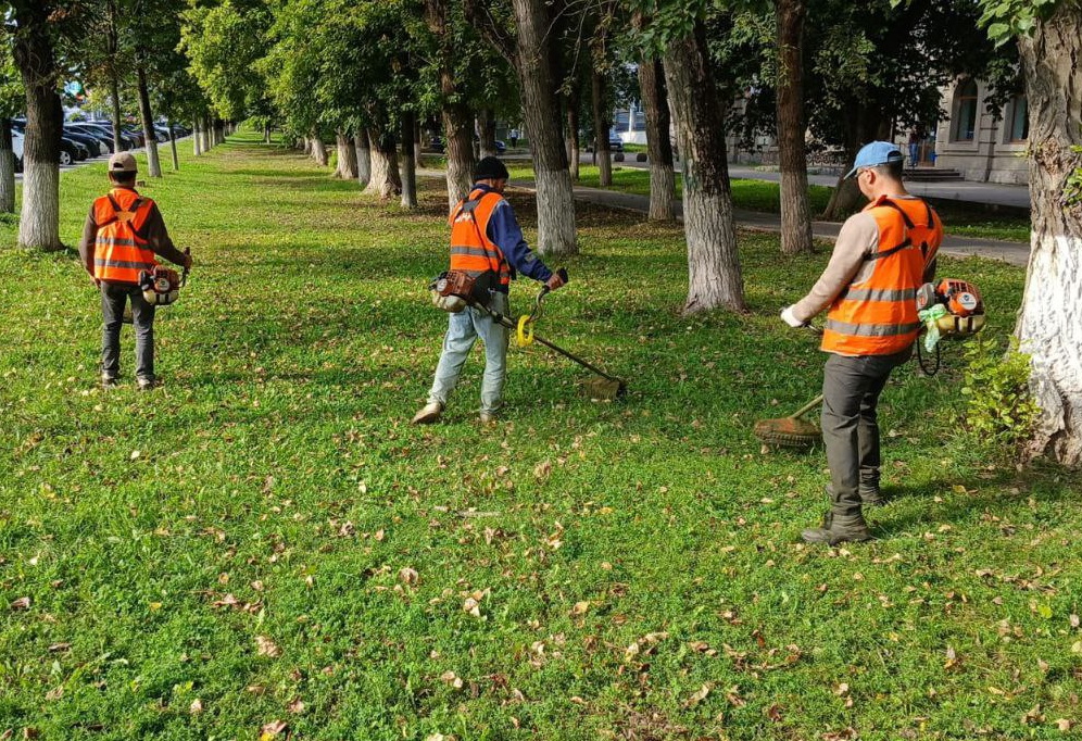 Уборка и благоустройство в городе.