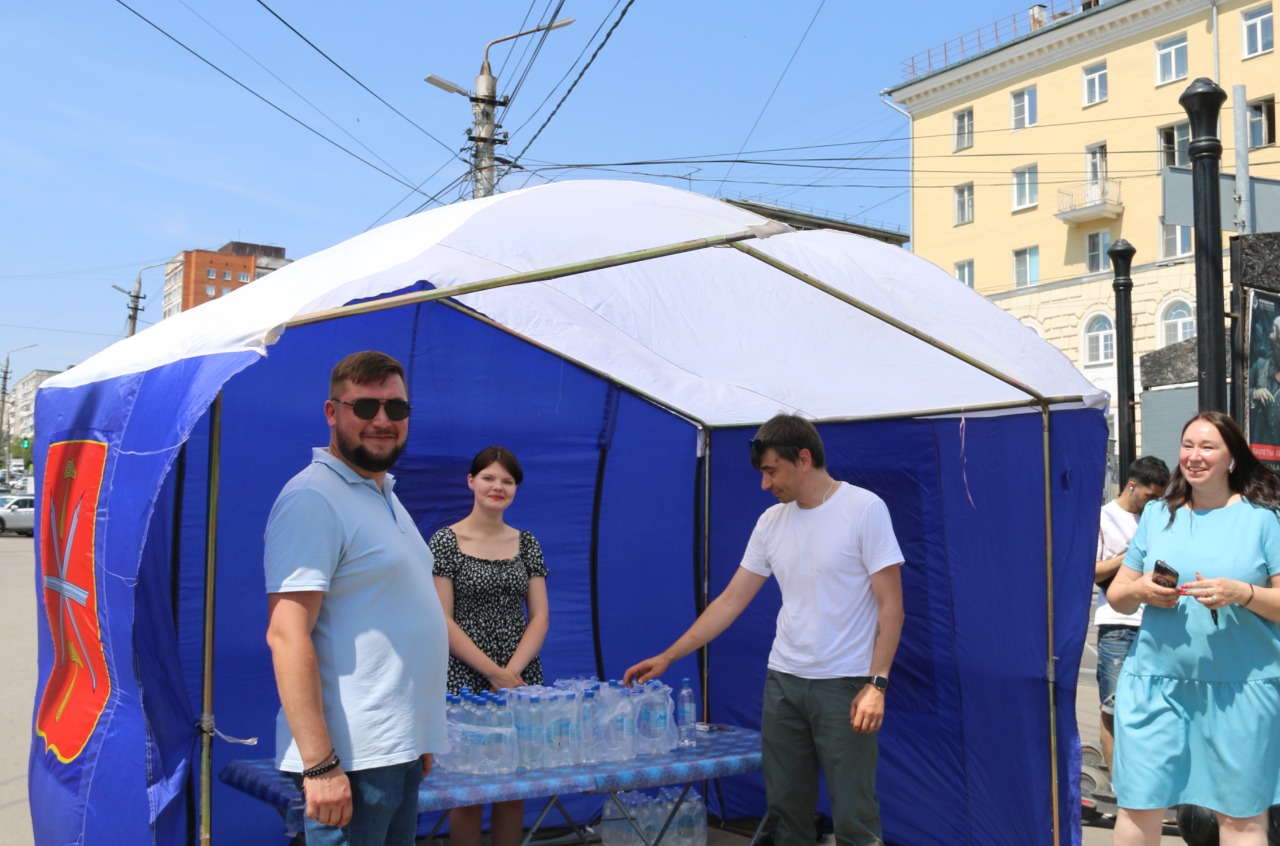 В Туле бесплатно раздают воду.