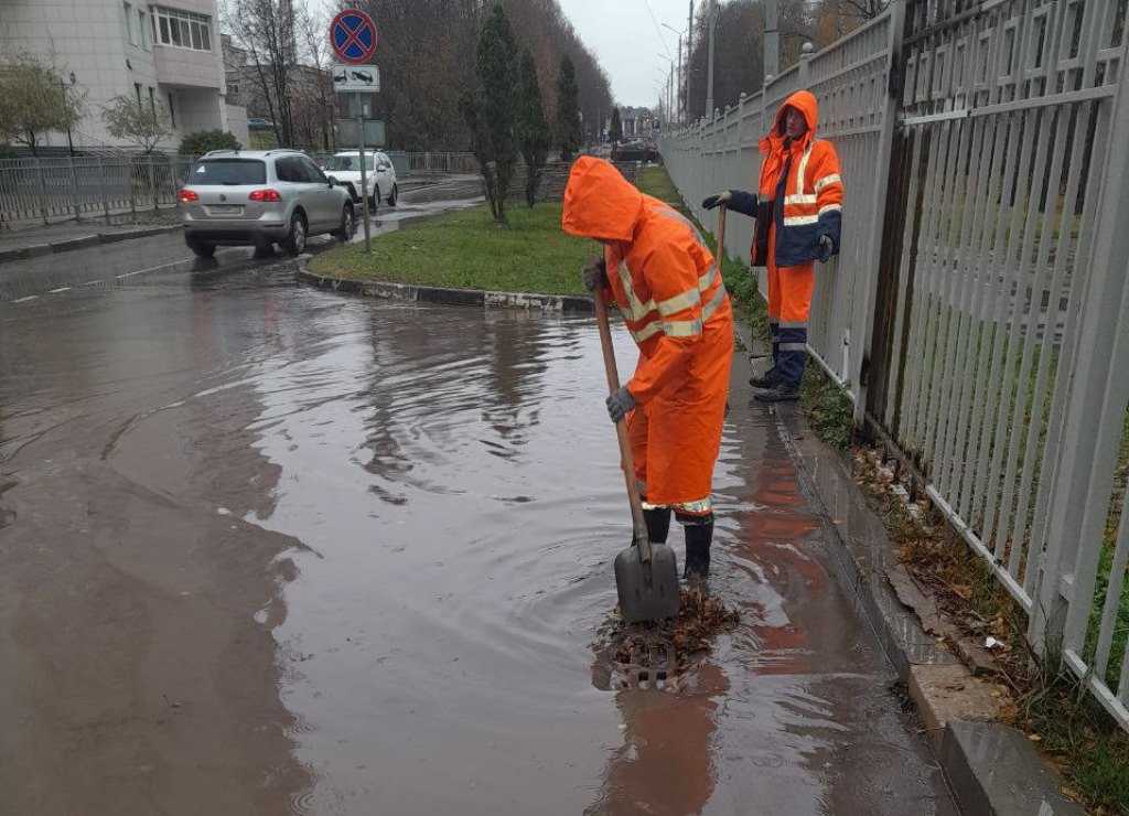 В Туле ликвидируют подтопления дорог.