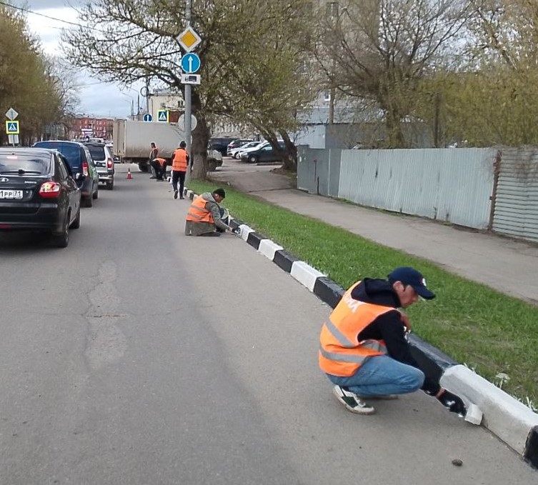 В Туле приступили к покраске бордюров.