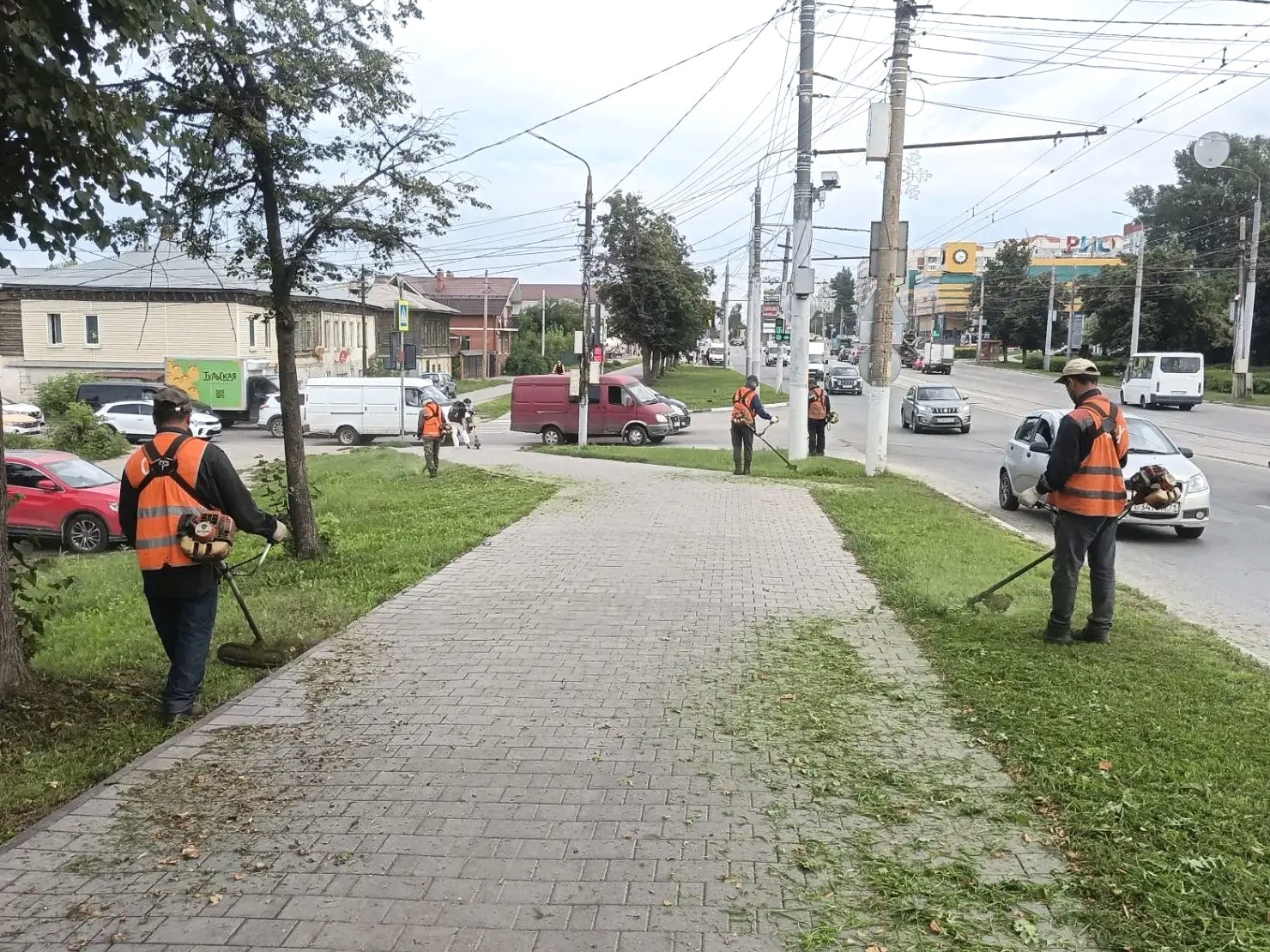 Уборка и благоустройство в городе.
