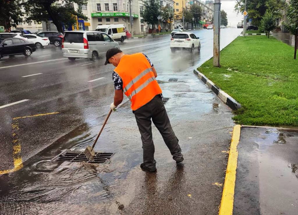 В Туле продолжают ликвидировать последствия выпадения осадков.