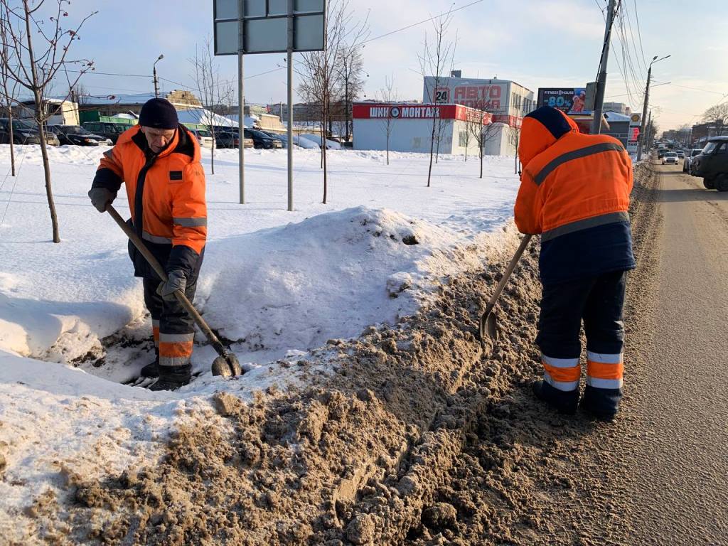 В Туле прочищают ливневую канализацию.