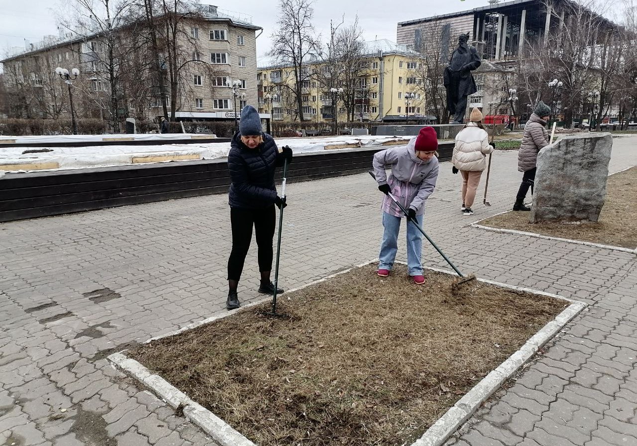 В Туле проходит городской субботник.